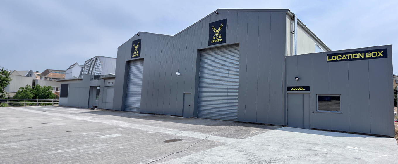 Centre de stockage CERFBOX à Saint-Laurent-Nouan près d'Orléans et Blois bâtiment sécurisé et parking