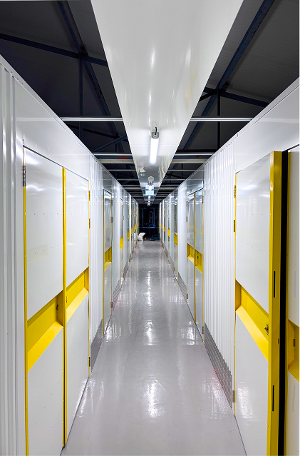 Centre de stockage CERFBOX à Saint-Laurent-Nouan près d'Orléans et Blois bâtiment sécurisé et parking
