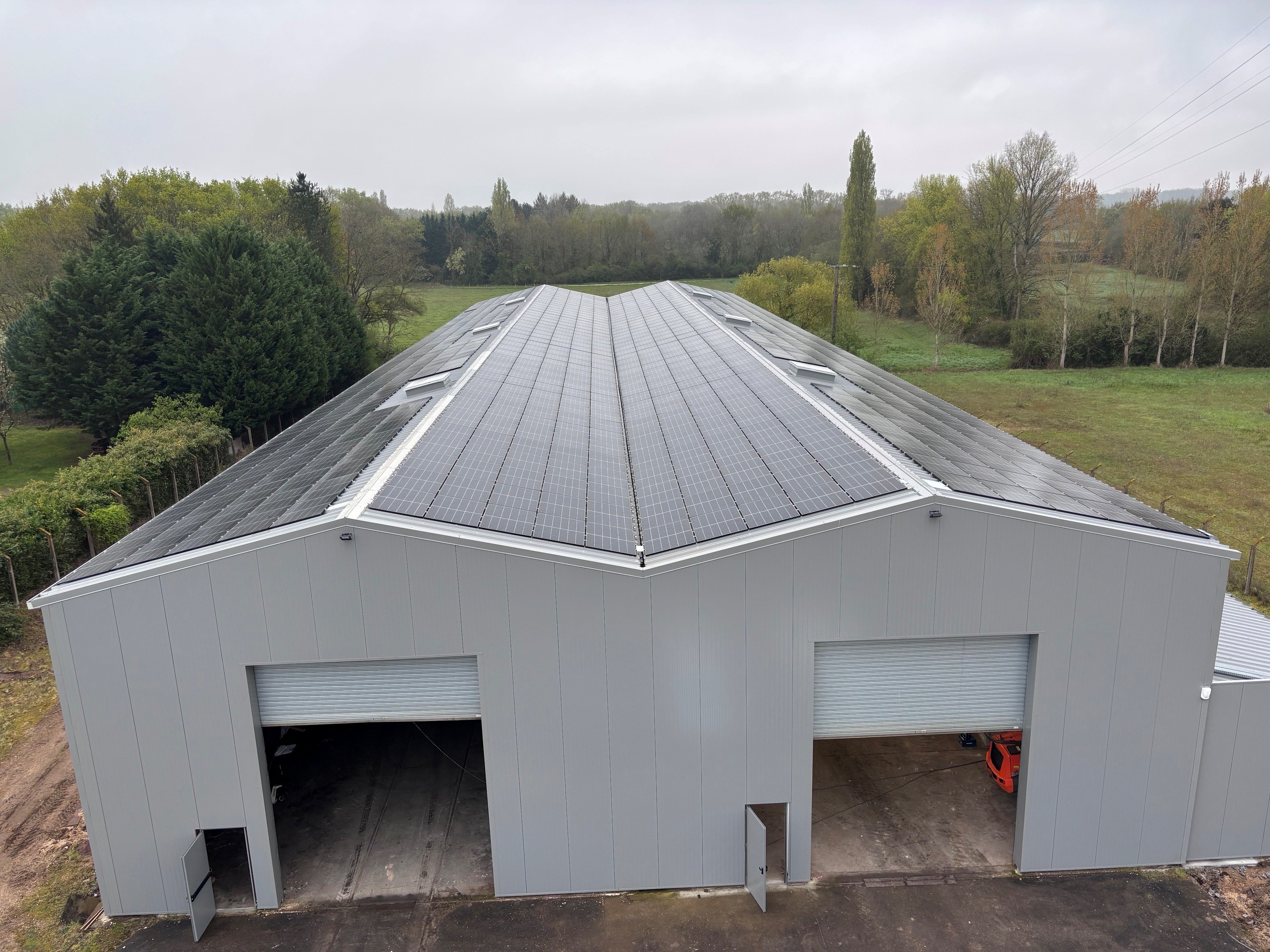 Vue aérienne du toit d'un bâtiment de stockage Cerfbox recouvert de panneaux solaires photovoltaïques.