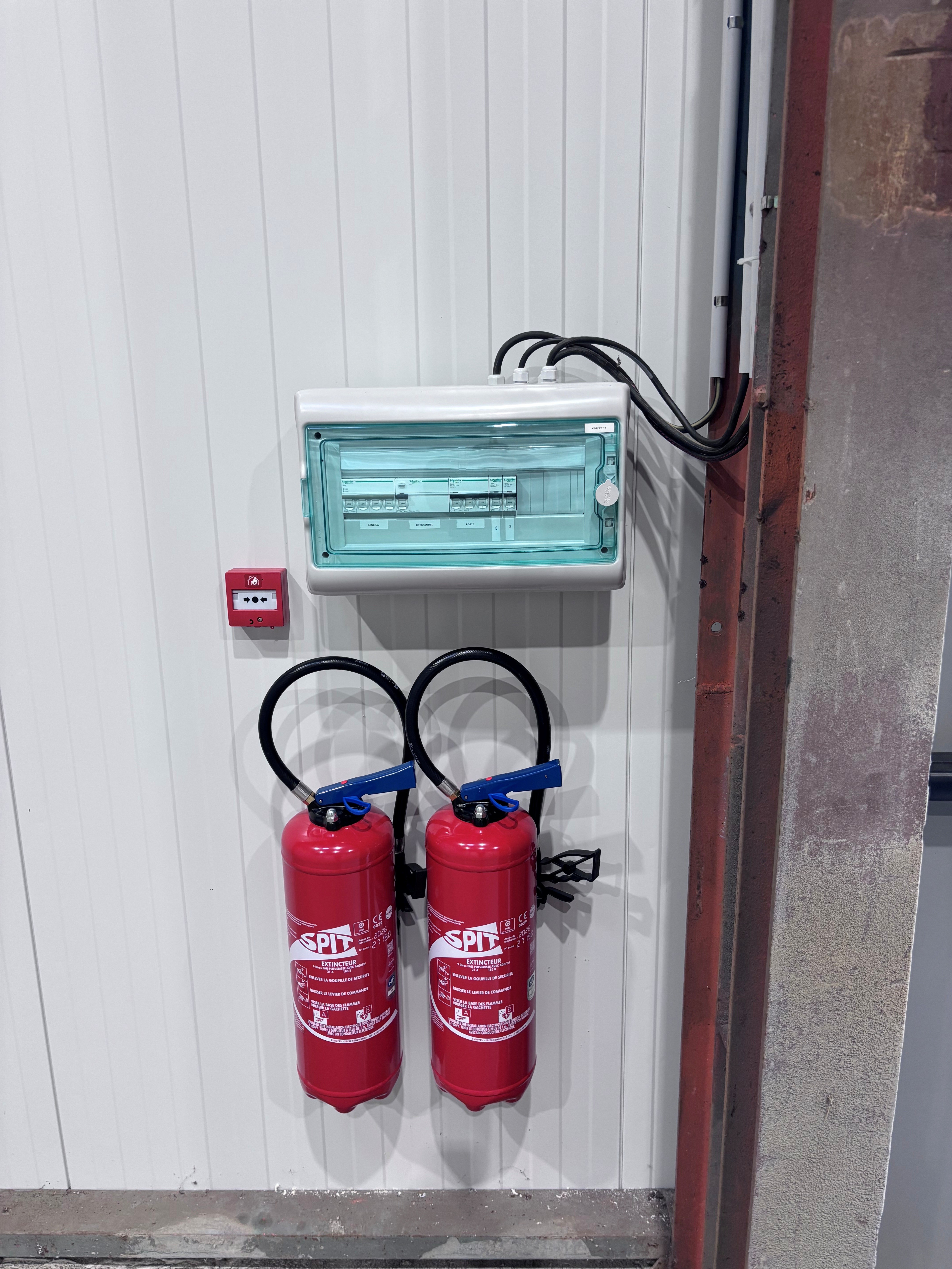 Équipements de sécurité et système électrique de protection incendie dans un centre de garde-meuble Cerfbox à Saint-Laurent-Nouan.